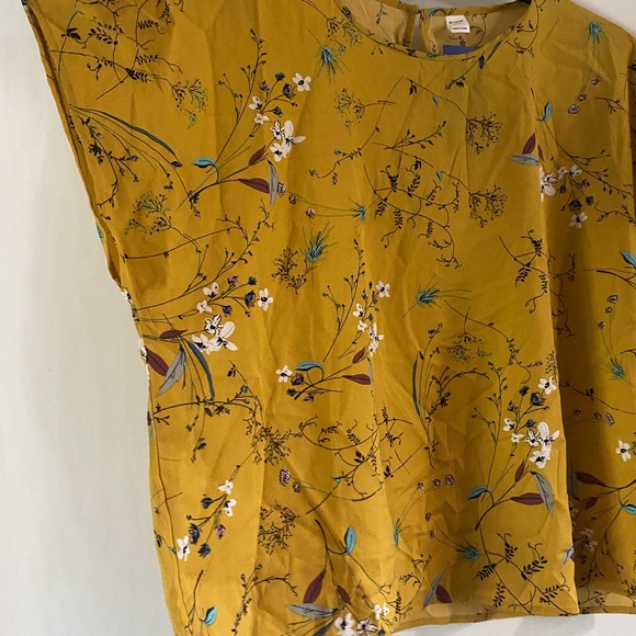 Yellow Flutter Sleeve Boxy Blouse - Picture 2 of 8